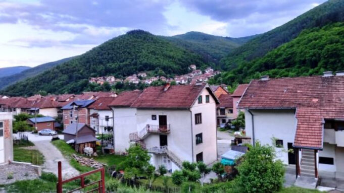 ПРИГРАД-НИ СЕЛО НИ ГРАД- ЛУКЕ: ПРЕЛАЗНИ РОК ИЗ СЕЛА У ГРАД