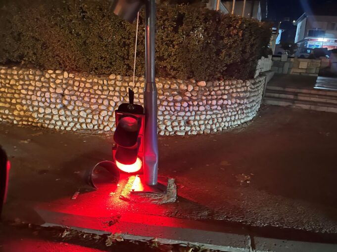Vakuf: Semafor pao na trotoar, signalizacija radila