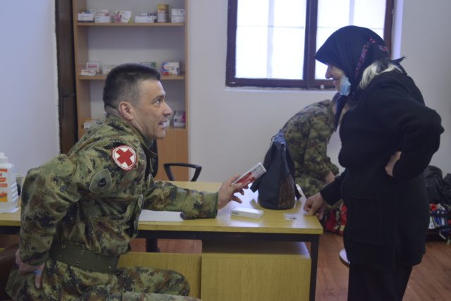 Vojni lekari pružili medicinsku pomoć meštanima Jabuke