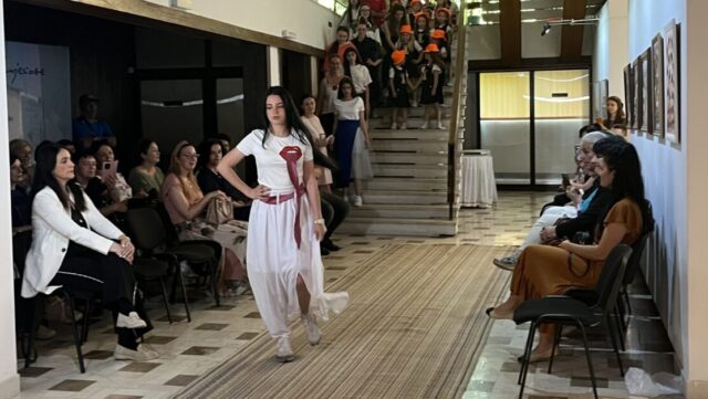 Otvorena izložba slika i modnih skica talentovane Sofi Ohrim