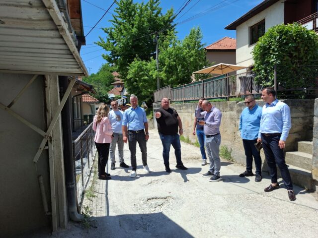 Пет фирми на терену