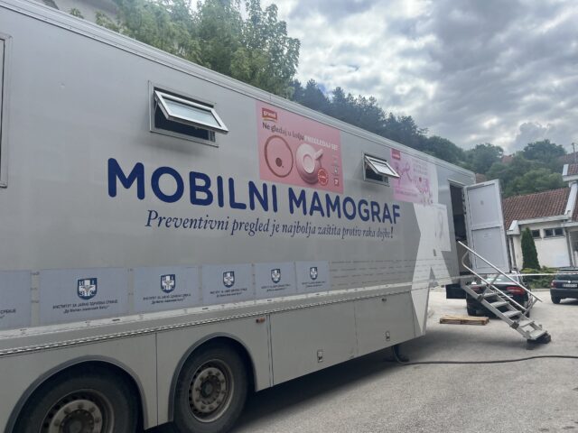 Mobilni mamograf postavljen ispred Doma zdravlja u Prijepolju – besplatni pregledi za žene
