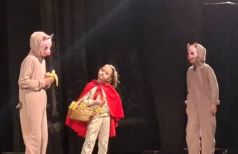 Мали глумци одушевили публику – Црвенкапа какву још нисте видели!